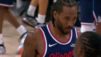 动作有点大！赫夫防守击中伦纳德面部 被吹一级恶意犯规